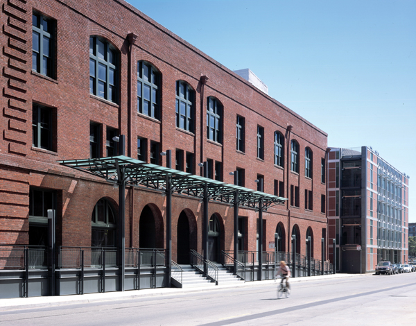 The historic Baker and Hamilton building in the South of Market neighborhood in San Francisco was renovated to include modern office workspaces, along with the addition to the new office building at 625 Townsend, creating a juxtaposition between the past and the present, and a contemporary reinterpretation of the warehouse district.