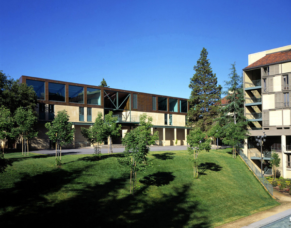 This annex building at the Stanford University campus in the Bay Area houses a unique, interdisciplinary product development program for the Business and Engineering schools.