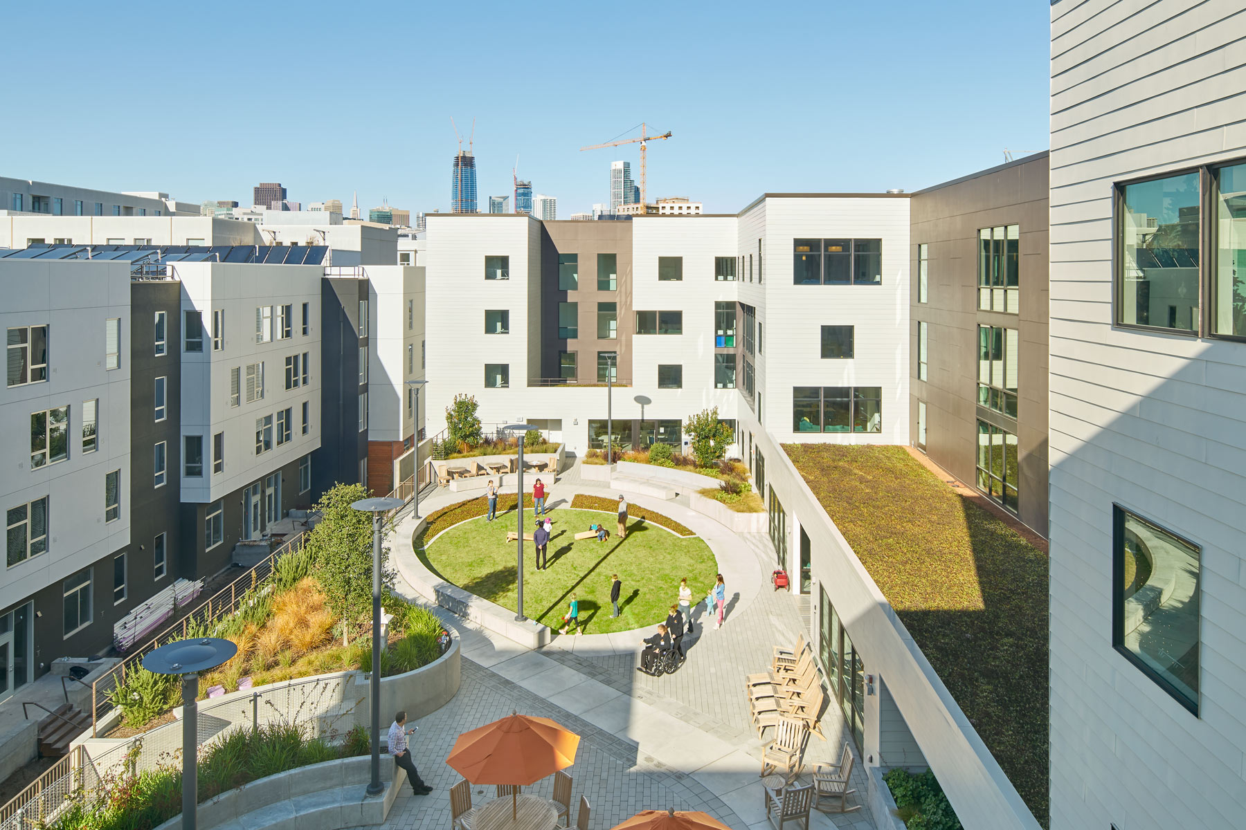 The Nancy and Stephen Grand Family House is a LEED Platinum certified home that provides a comforting, supportive, and sustainably healthy environment for families whose children are being treated at the nearby UC San Francisco Benioff Children’s Hospital.