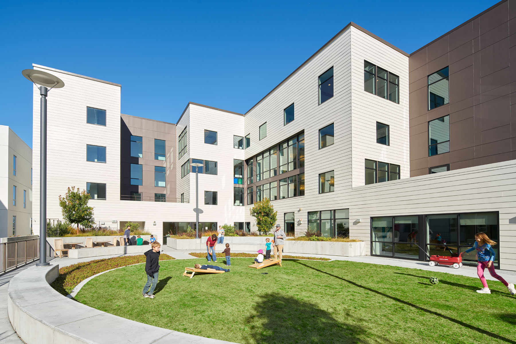 The Nancy and Stephen Grand Family House is a LEED Platinum certified home that provides a comforting, supportive, and sustainably healthy environment for families whose children are being treated at the nearby UC San Francisco Benioff Children’s Hospital.