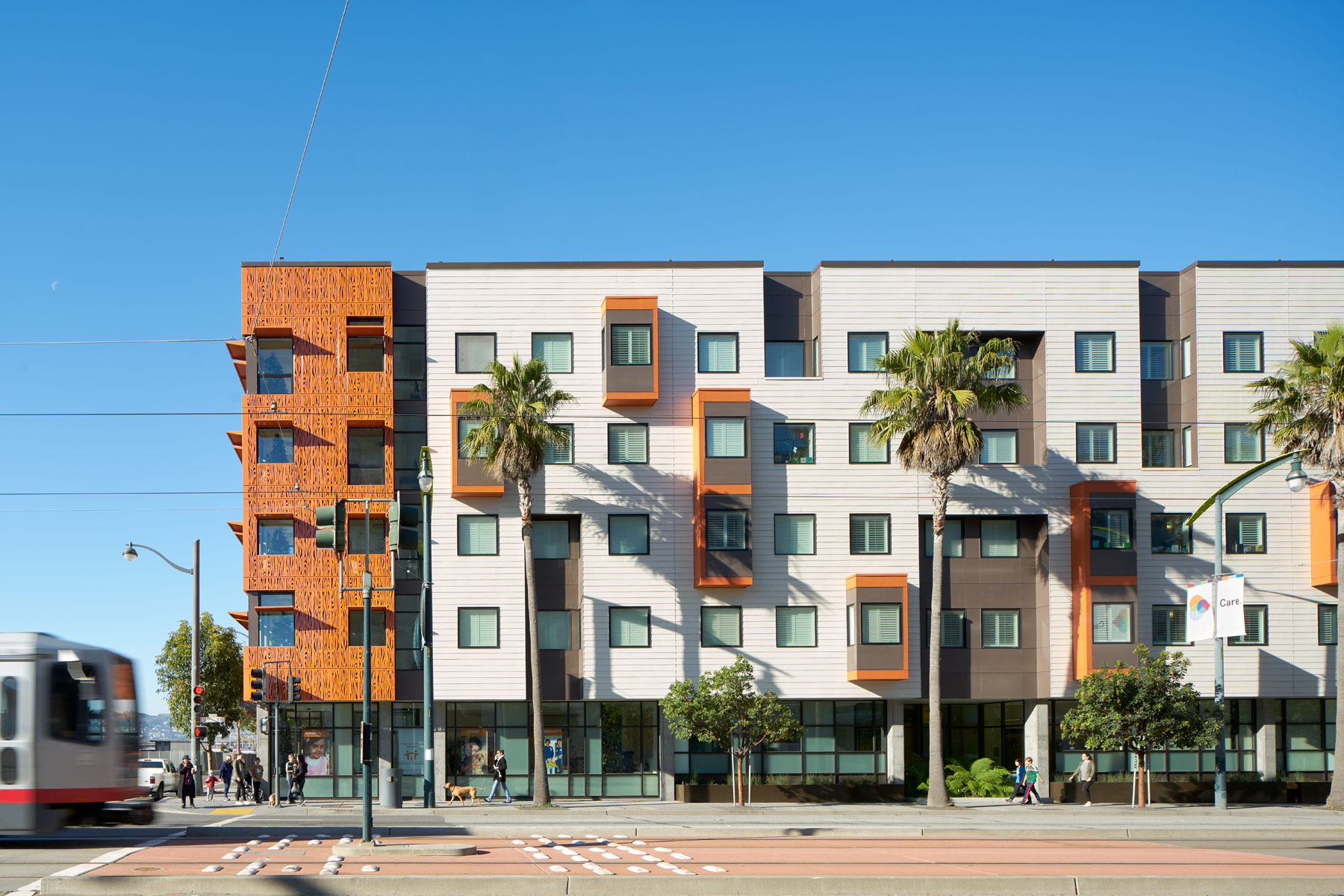 The Nancy and Stephen Grand Family House is a LEED Platinum certified home that provides a comforting, supportive, and sustainably healthy environment for families whose children are being treated at the nearby UC San Francisco Benioff Children’s Hospital.